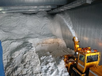 雪中貯蔵庫に雪入れ作業を行いました